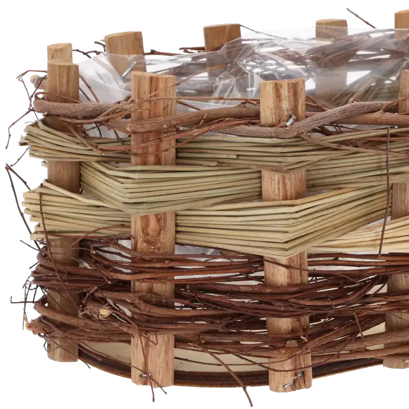 Zbliżenie na plecionkę z naturalnej wikliny i drewniane elementy konstrukcyjne owalnej osłonki o długości 25 cm.