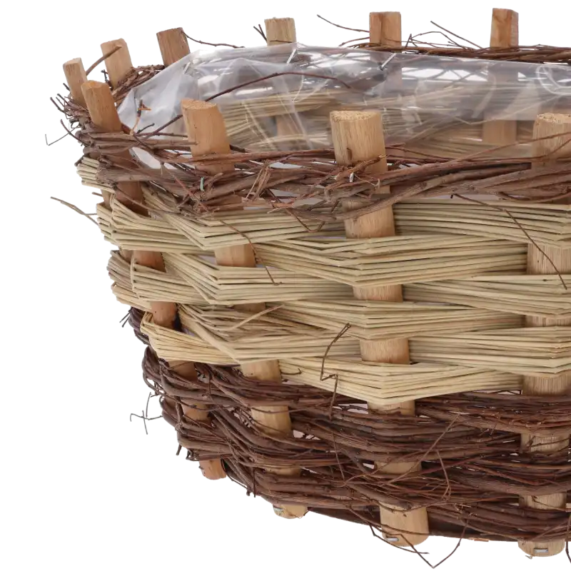 Zbliżenie na splot naturalnego drewna w okrągłej osłonce z widoczną folią ochronną.
