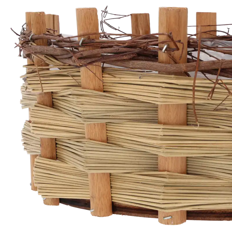 Zbliżenie na sploty naturalnego drewna oraz górną krawędź osłonki, podkreślające jej rękodzielniczy charakter.