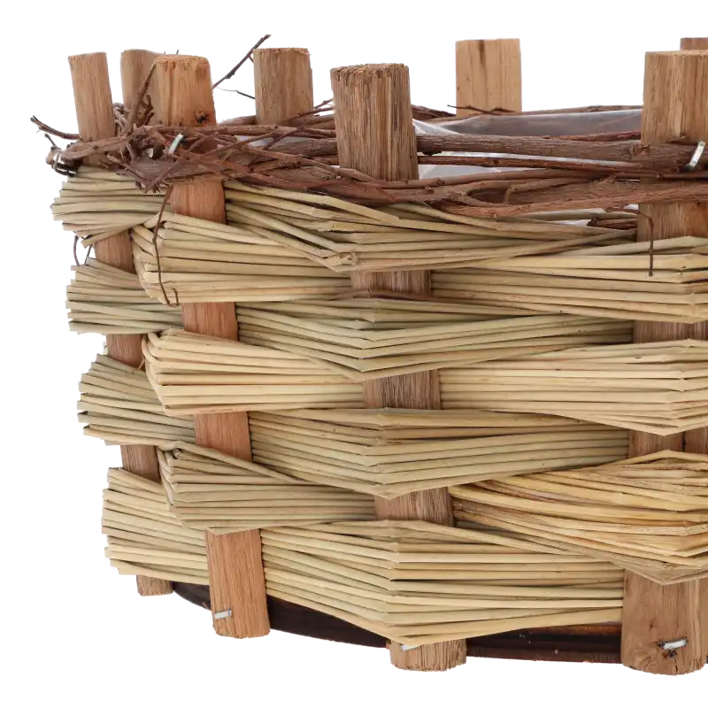 Zbliżenie na fakturę drewna i sposób plecenia ścianek okrągłej osłonki o średnicy 23 cm.