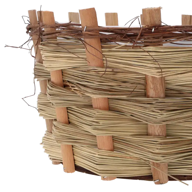 Zbliżenie na detale splotu drewnianej plecionki oraz pionowe elementy konstrukcyjne owalnej osłonki.