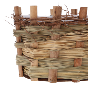 Zbliżenie na fragment plecionki i drewnianej struktury owalnej osłonki z kory, podkreślające naturalną fakturę materiału.