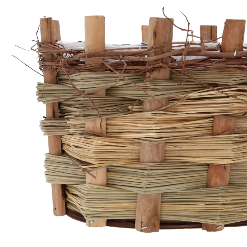Zbliżenie na fragment plecionki i drewnianej struktury owalnej osłonki z kory, podkreślające naturalną fakturę materiału.