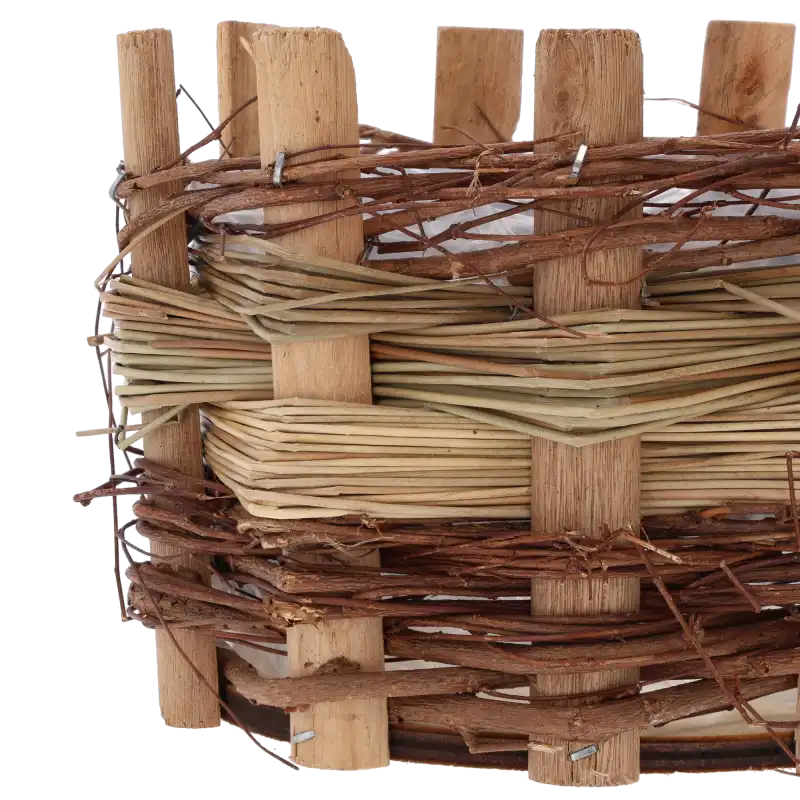 Zbliżenie na strukturę osłonki drewniane z kory ø 15 cm, prezentujące detale naturalnej plecionki i pionowych elementów.