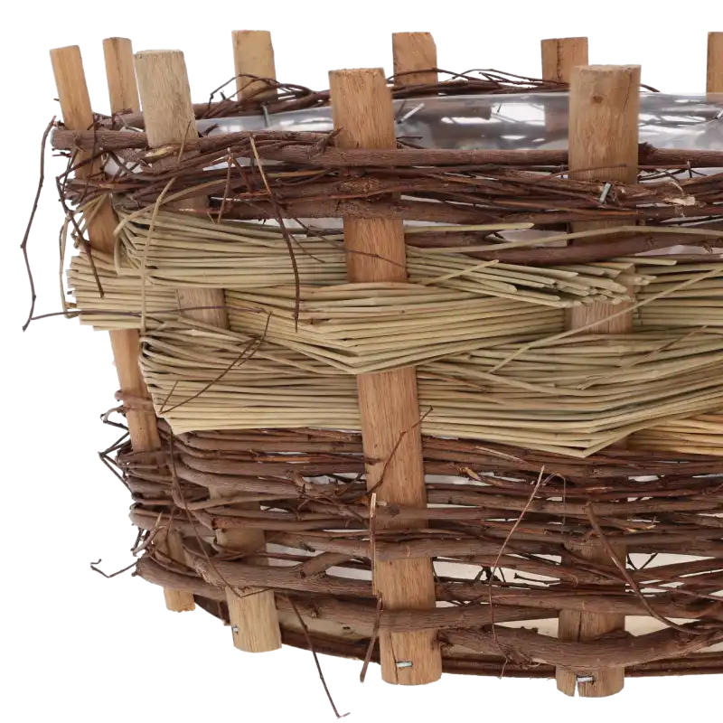 Makro zdjęcie fragmentu osłonki z drewna i kory. Widoczne zbliżenie na surową fakturę naturalnych materiałów użytych do stworzenia plecionki.