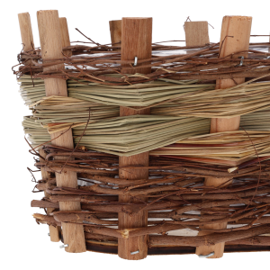 Detail na teksturę drewna i rustykalną plecionkę owalnej osłonki, widoczne połączenia naturalnych elementów.