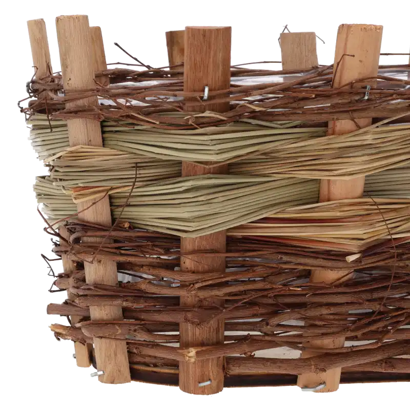 Detail na teksturę drewna i rustykalną plecionkę owalnej osłonki, widoczne połączenia naturalnych elementów.