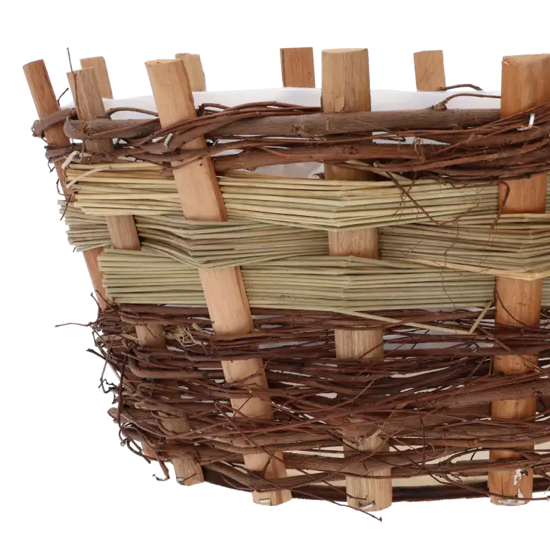 Zbliżenie na detal wykonania owalnej osłonki drewnianej z kory. Widoczna faktura naturalnego drewna, sposób łączenia elementów plecionki oraz wewnętrzna warstwa ochronnej folii.
