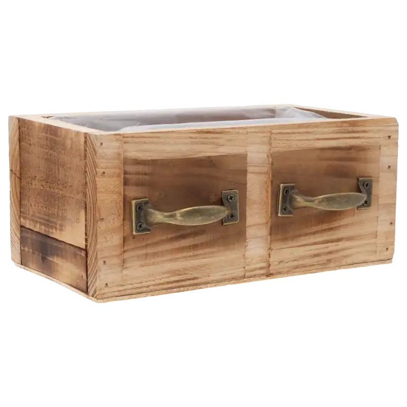 Drewniana skrzynka prostokątna z folią ochronną o wymiarach 22x12 cm, wyposażona w ozdobne metalowe uchwyty w kolorze antycznego mosiądzu.