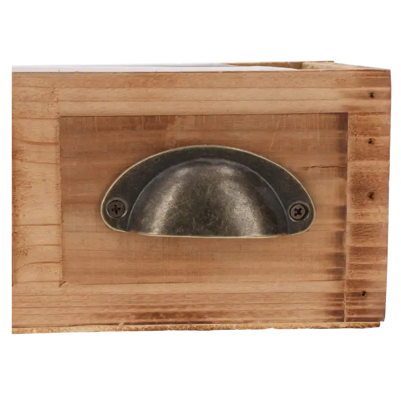 Szczegółowy widok na jeden metalowy uchwyt zamontowany na boku drewnianej skrzynki.