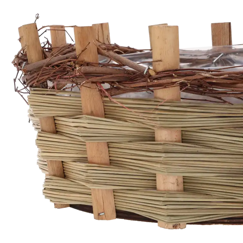 Zbliżenie na fragment plecionki z kory oraz krawędź osłonki z naturalnych gałązek, podkreślające rustykalny styl.