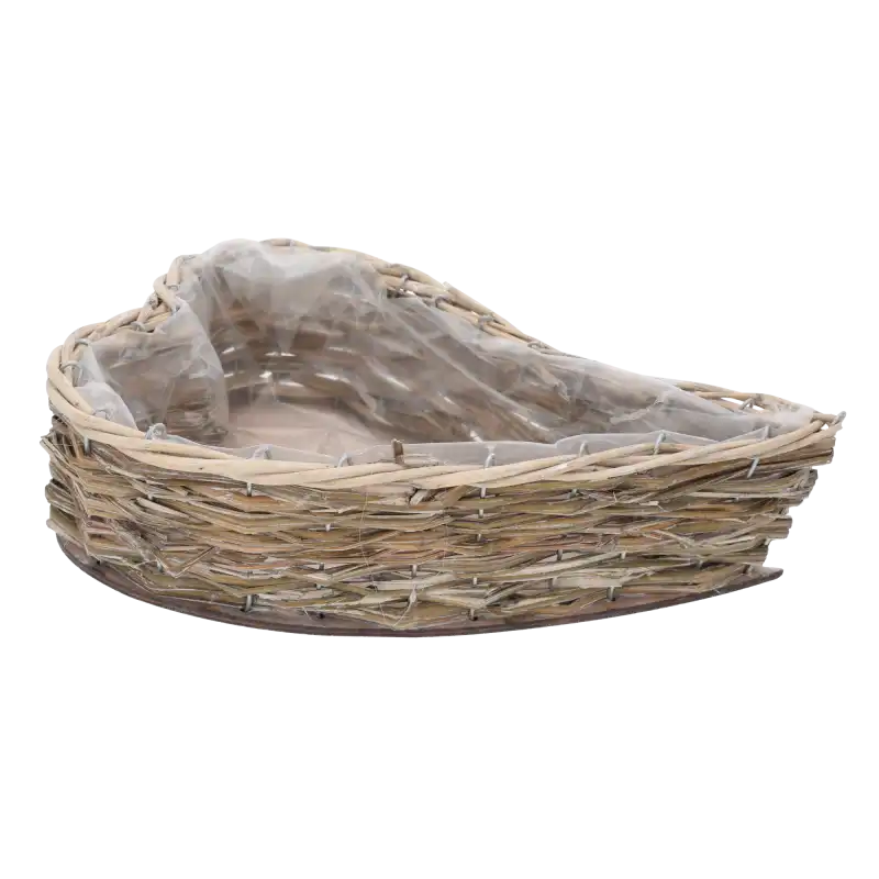 Kompaktowa osłonka z wikliny w formie serca o wielkości 32x23 cm, wyłożona przezroczystą folią zabezpieczającą przed wilgocią podczas sadzenia.