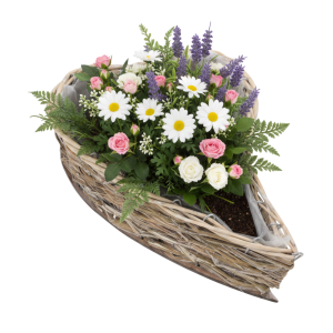 Osłonka serce 32x23 cm wypełniona wiosenną kompozycją z kwiatów margerytek, róż i lawendy, gotowa do dekoracji wnętrza lub tarasu.