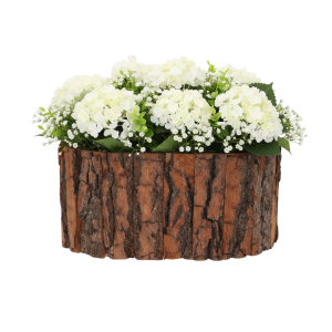 Owalna osłonka z kory wypełniona białymi kwiatami. Naturalny dodatek do dekoracji stołu lub kompozycji florystycznych.