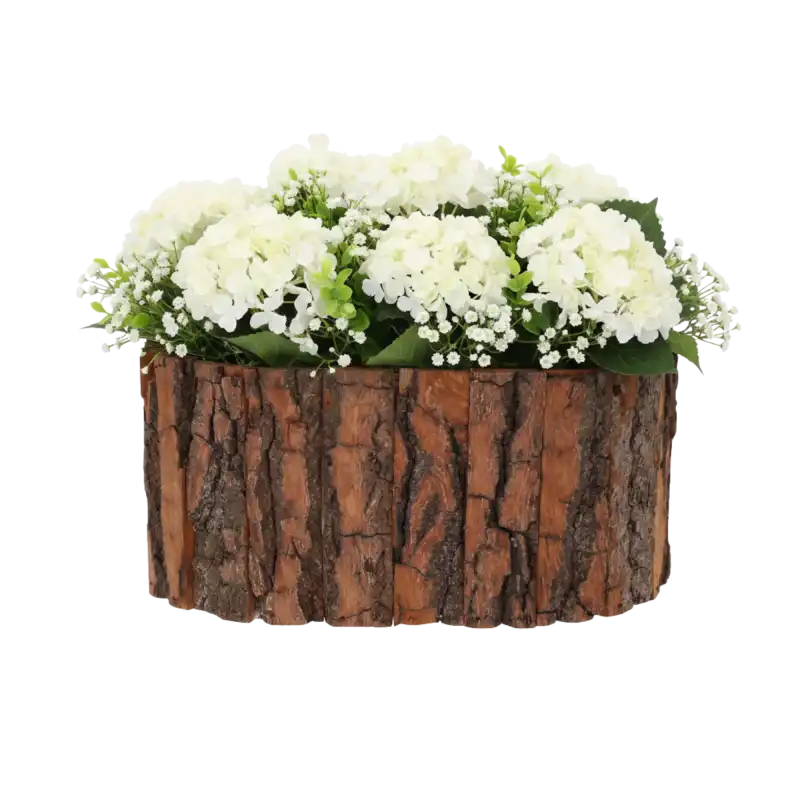 Owalna osłonka z kory wypełniona białymi kwiatami. Naturalny dodatek do dekoracji stołu lub kompozycji florystycznych.