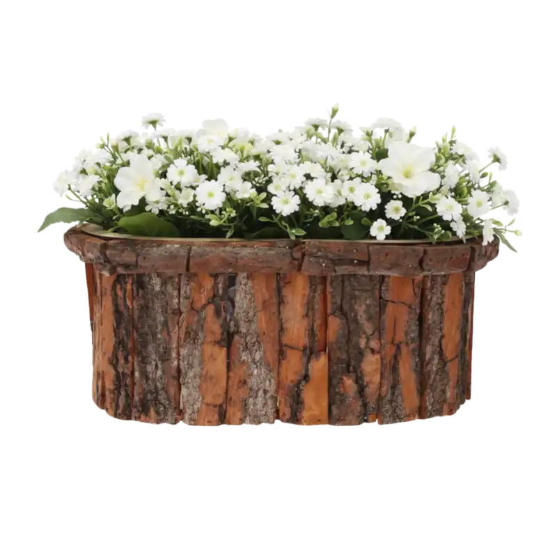 Owalna osłonka z kory wypełniona białymi sztucznymi kwiatami, stanowiąca gotową propozycję dekoracji.