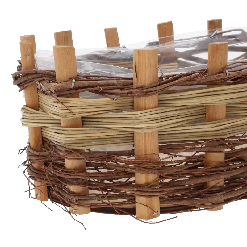Zbliżenie na strukturę osłonki z kory i drewna. Widoczne precyzyjne łączenia naturalnych gałązek oraz folia.