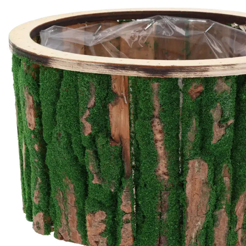 Zbliżenie na fakturę naturalnej kory i imitację mchu na ściankach okrągłej osłonki z wewnętrzną folią.