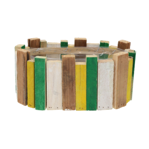 Owalna drewniana osłonka o wymiarach 27x16x12 cm. Wykonana z barwnych pionowych elementów, posiada folię ochronną wewnątrz.