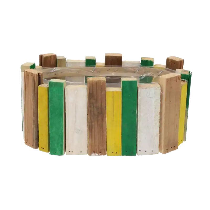 Owalna drewniana osłonka o wymiarach 27x16x12 cm. Wykonana z barwnych pionowych elementów, posiada folię ochronną wewnątrz.