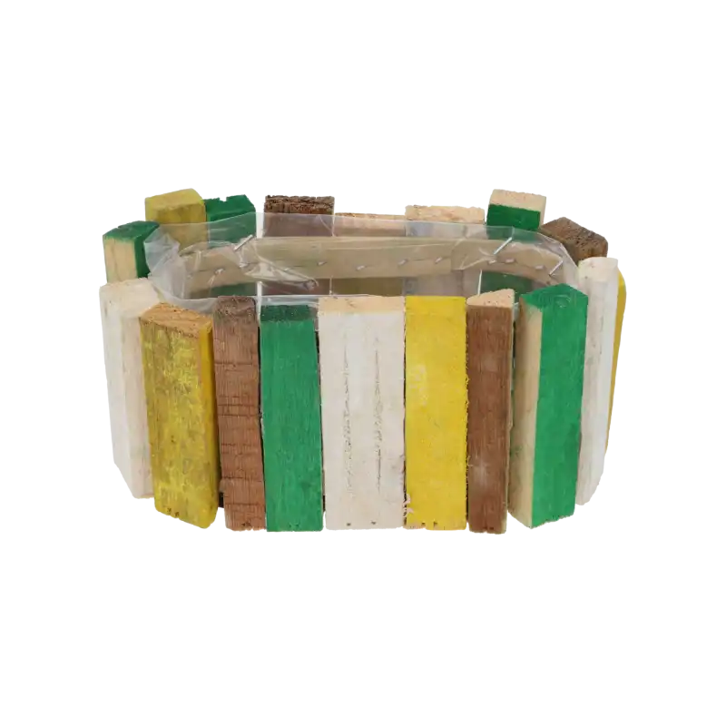 Owalna drewniana osłonka 21x11x10 cm z barwnych elementów. Naturalny dodatek z wewnętrzną folią ochronną do małych roślin.