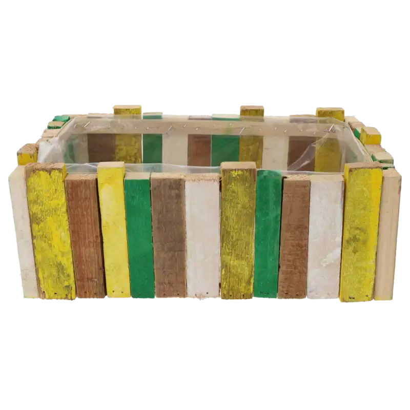Prostokątna drewniana osłonka 35x21x13 cm z barwnych drewnianych elementów. Wnętrze zabezpieczone folią ochronną.