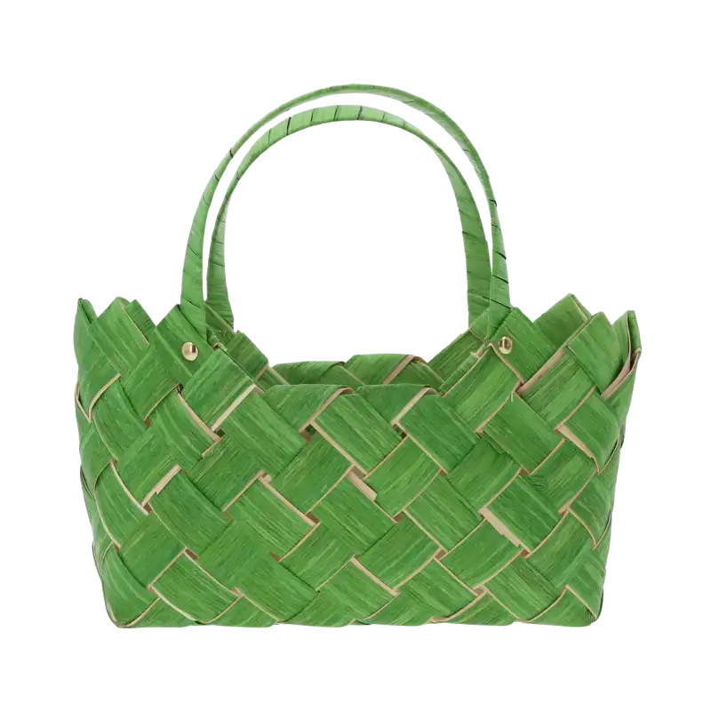 Zielona torba dekoracyjna 30x14 cm, wykonana z drewnianych pasów z kory. Posiada wygodne uszy i folię ochronną wewnątrz.