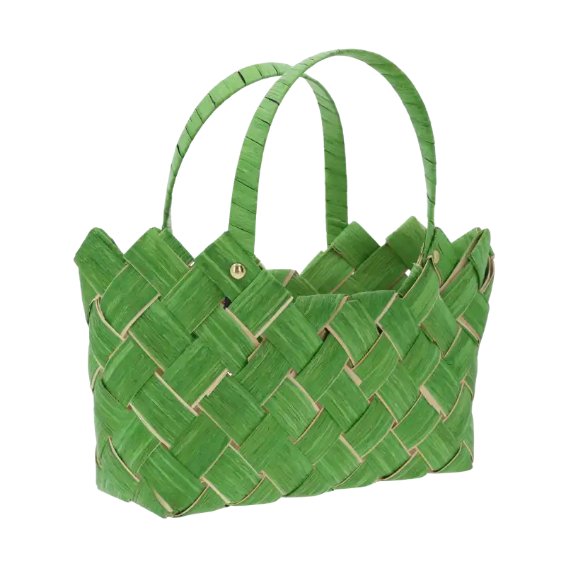 Widok z ukosa na zieloną osłonkę z kory. Pleciona struktura z naturalnych surowców z widocznymi nitami przy uchwytach.