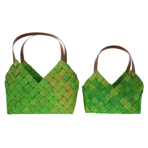 Zestaw dwóch zielonych toreb dekoracyjnych na kwiaty o wysokości 30 cm, wykonanych z naturalnych surowców z brązowymi uszami. Idealne osłonki na doniczki do wnętrz boho.