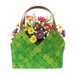 Zielona pleciona torba wypełniona bukietem kwiatów, wyeksponowana na jednolitym tle. Widoczna faktura naturalnego materiału i eleganckie brązowe uchwyty.