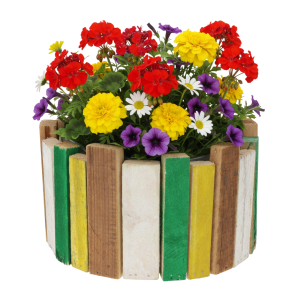 Drewniana osłonka 22 cm wypełniona różnorodnymi kwiatami, takimi jak pelargonie i aksamitki, na białym tle.