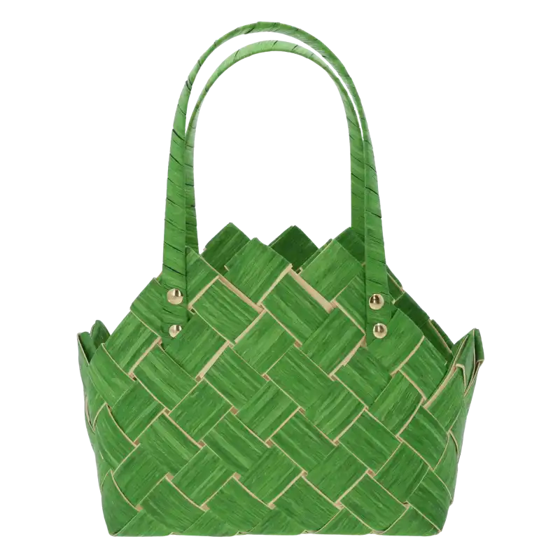 Pojedyncza zielona torba dekoracyjna z plecionych naturalnych materiałów, posiadająca wygodne uszy mocowane nitami. Praktyczny dodatek do wnętrz.