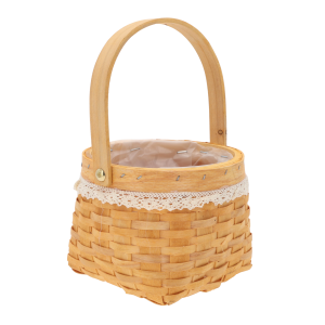 Naturalny koszyk z łuby o wysokości 24 cm z ruchomą rączką i ochronną folią wewnątrz, zdobiony koronką.