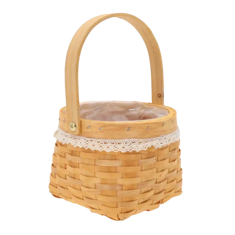 Naturalny koszyk z łuby o wysokości 24 cm z ruchomą rączką i ochronną folią wewnątrz, zdobiony koronką.