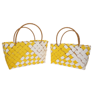Dwie żółte torby dekoracyjne w rozmiarach 37 cm i 35 cm, wykonane z naturalnych materiałów z uchwytami z ekoskóry. Idealne jako lekkie osłonki roślinne.