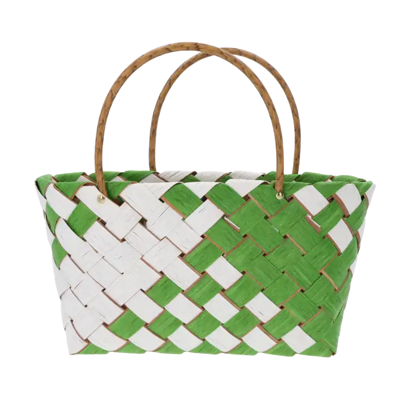 Zielono-biała torba dekoracyjna z naturalnych surowców o wymiarach 35x15x33 cm. Posiada wygodne uszy, idealna jako osłonka na rośliny w stylu boho.