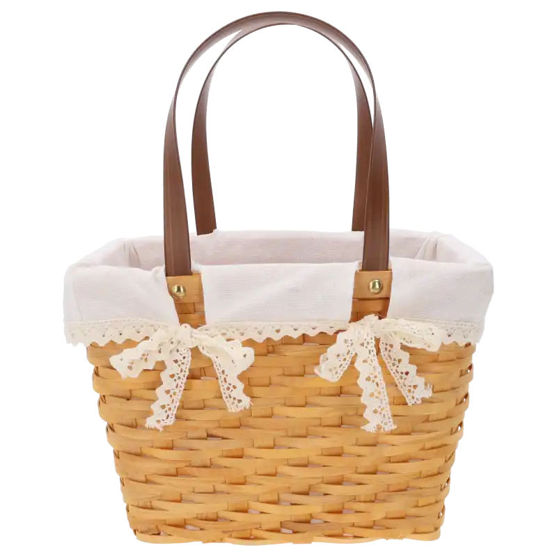 Naturalny kosz z łuby z wyjmowanym materiałem o wymiarach 42x31x19 cm. Posiada dwie rączki i ozdobne kokardki z koronki.