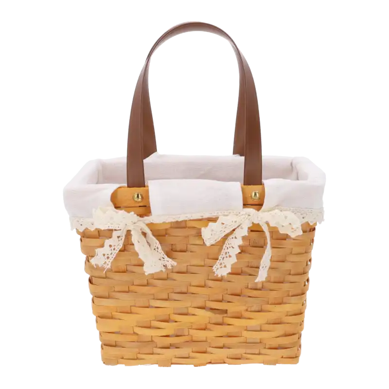 Naturalny kosz z łuby z wyjmowanym jasnym materiałem i ozdobną koronką o wymiarach 39x27 cm. Estetyczny koszyk z rączką w stylu boho do przechowywania i aranżacji wnętrz.