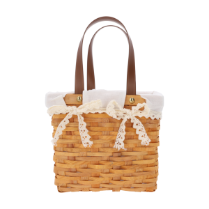 Pusty koszyk z łuby z jasną wyściółką i ozdobnymi kokardami. Klasyczny design w stylu boho, sprawdzający się jako torba dekoracyjna na drobne akcesoria.