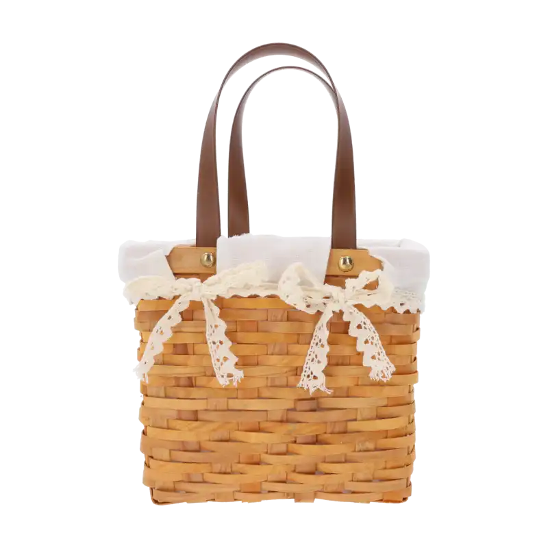 Pusty koszyk z łuby z jasną wyściółką i ozdobnymi kokardami. Klasyczny design w stylu boho, sprawdzający się jako torba dekoracyjna na drobne akcesoria.
