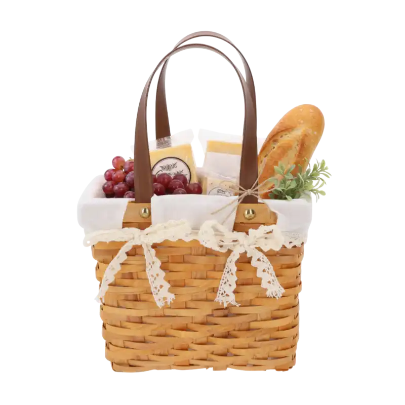 Kosz z łuby wypełniony serem, winogronami i bagietką. Przykład wykorzystania produktu jako elegancki kosz prezentowy lub koszyk na piknikowe przekąski.