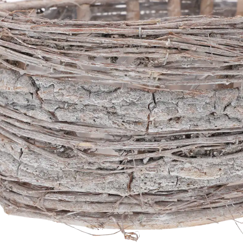 Fragmentaryczne zbliżenie na zewnętrzną teksturę osłonki, wykonaną z naturalnie układających się kawałków kory.