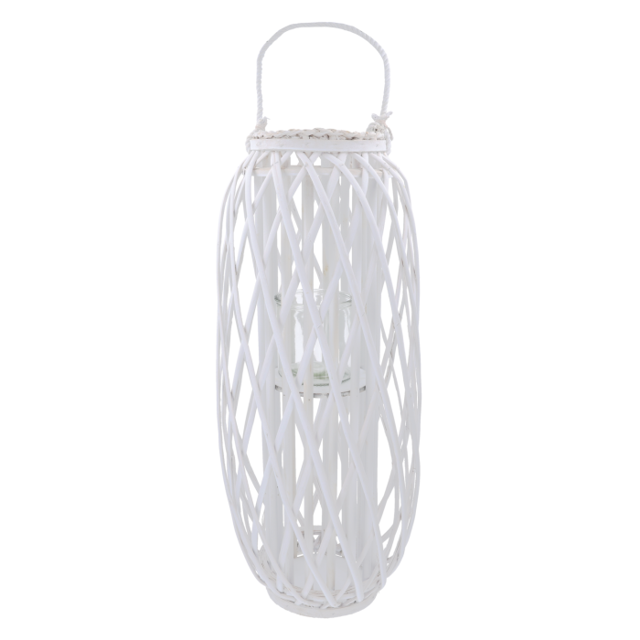 Biały wiklinowy lampion o wysokości 70 cm z praktycznym szklanym wkładem na świecę, wykonany z naturalnego materiału w rustykalnym stylu, prezentowany na jasnym tle.