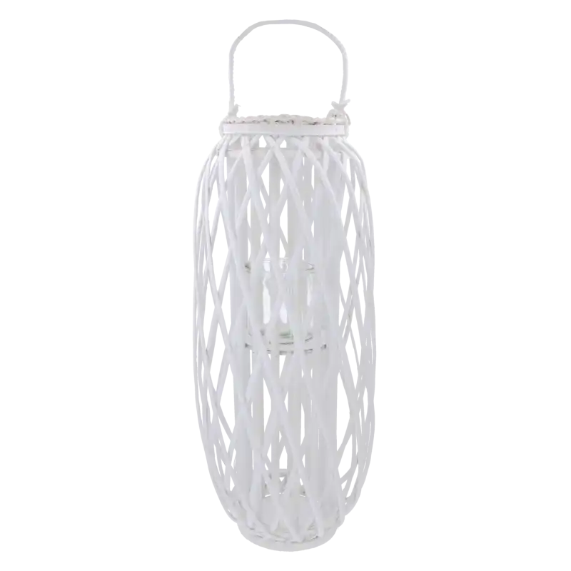 Biały wiklinowy lampion o wysokości 70 cm z praktycznym szklanym wkładem na świecę, wykonany z naturalnego materiału w rustykalnym stylu, prezentowany na jasnym tle.