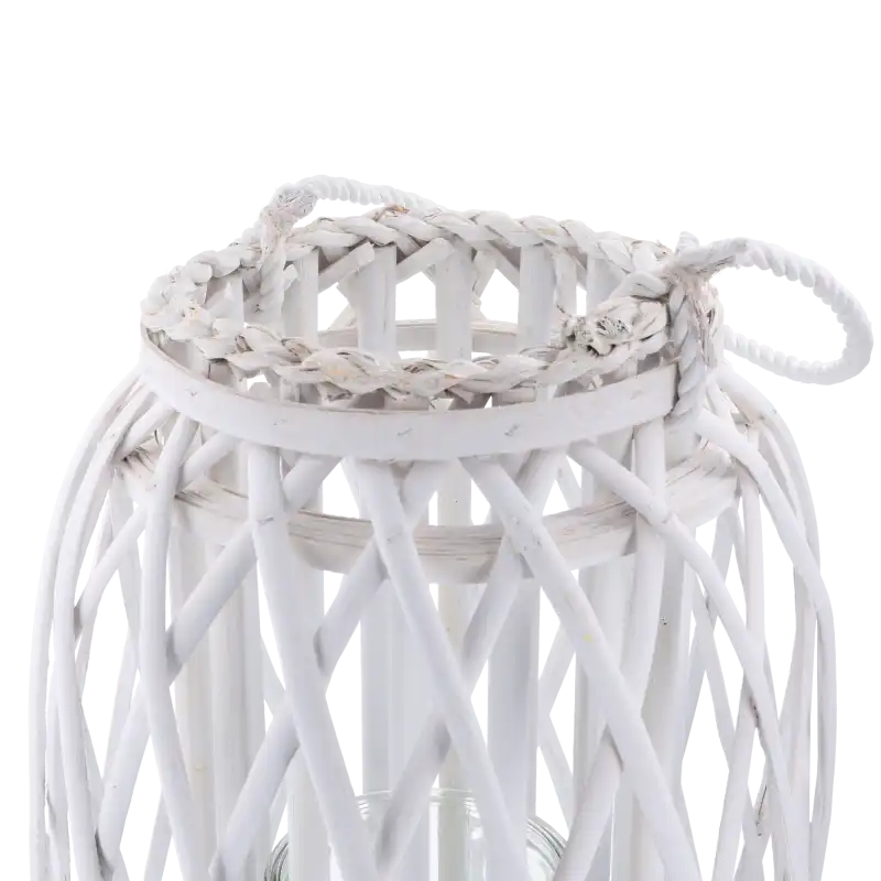 Zbliżenie na górną część wiklinowego lampionu, eksponujące wykończenie górnej krawędzi oraz dekoracyjny sznur pełniący funkcję uchwytu.