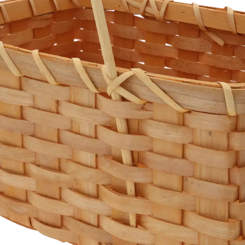 Zbliżenie na precyzyjny splot naturalnych surowców oraz sposób mocowania uchwytów do konstrukcji torby.