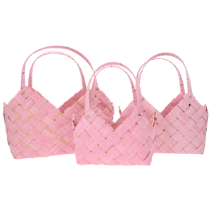 Zestaw trzech różowych toreb dekoracyjnych o wysokościach 37 cm, 34 cm i 28 cm. Lekkie, ażurowe osłonki z naturalnych surowców z uchwytami.