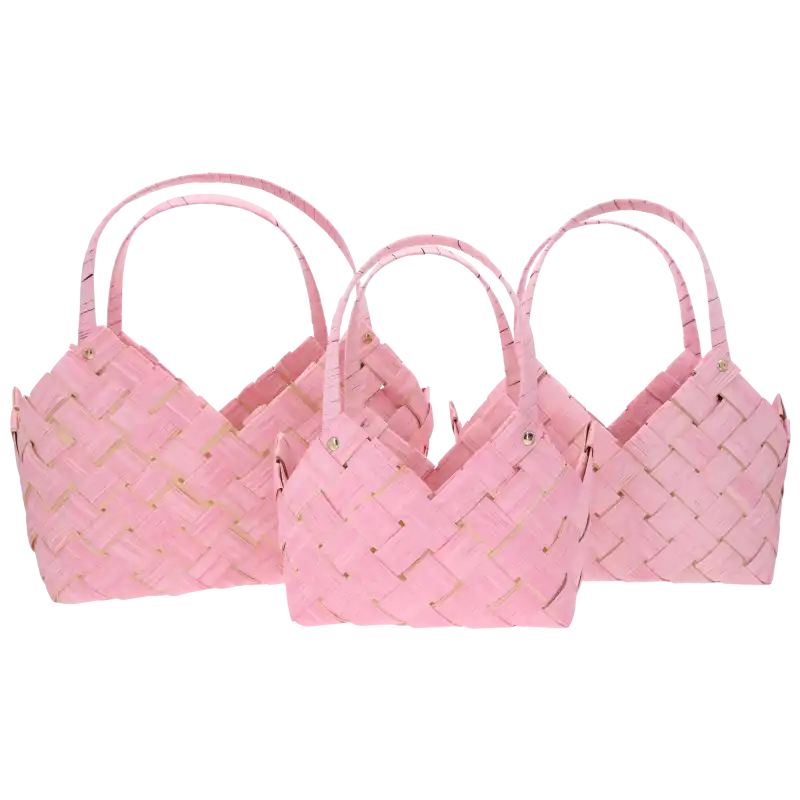 Zestaw trzech różowych toreb dekoracyjnych o wysokościach 37 cm, 34 cm i 28 cm. Lekkie, ażurowe osłonki z naturalnych surowców z uchwytami.
