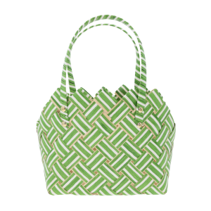Zielona torba dekoracyjna 28x15 cm o plecionej fakturze z białymi paskami i wygodnymi uchwytami. Estetyczny dodatek do wnętrz.