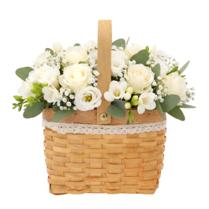 Koszyk z łuby wypełniony kompozycją z białych róż i eustomy, stanowiący elegancką dekorację florystyczną na każdą okazję.